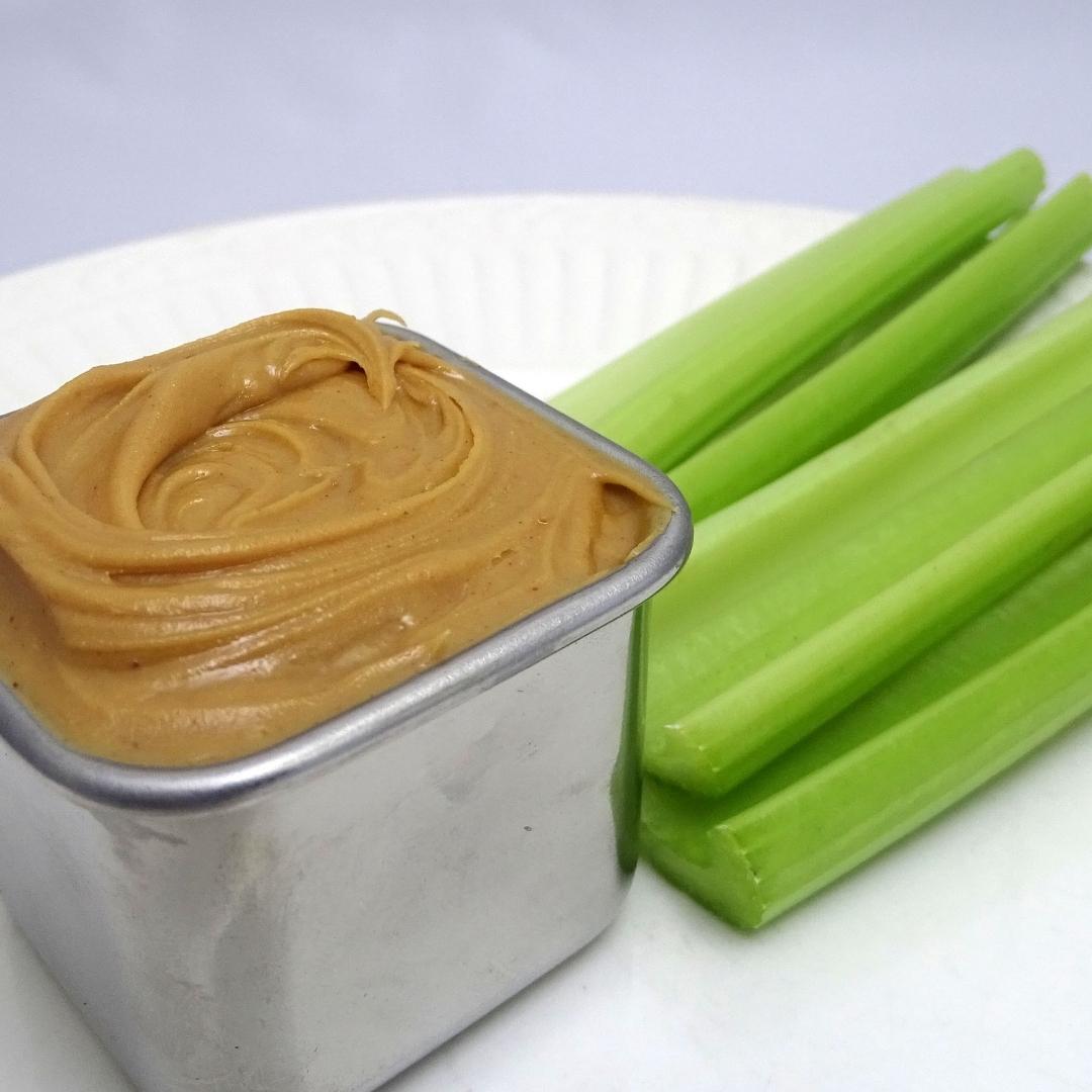 Vňaťový zeler s orechovým maslom SomGurman.sk